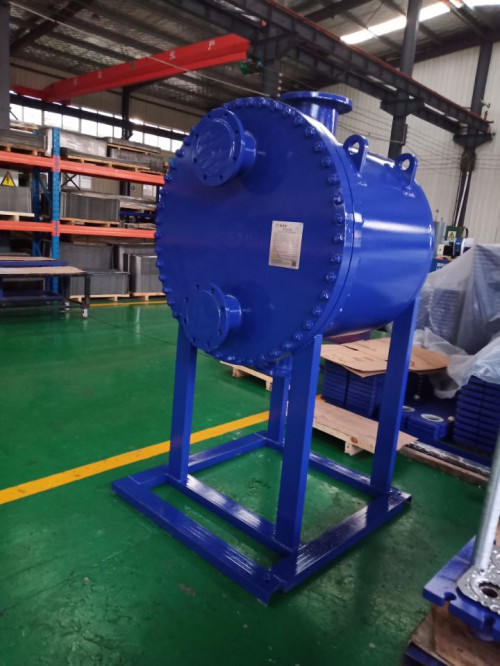Natural gas cooling liquefaction plate and shell heat exchanger